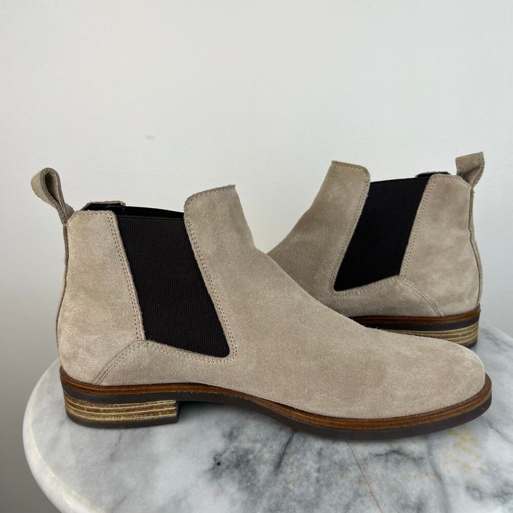 Clarks Women's Beige Suede Pull On Ankle Chelsea Boots (Sz 8.5) - Picture 3 of 11
